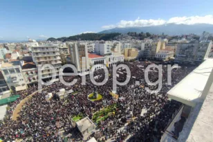 «Δεν έχω οξυγόνο»: Ολόκληρη η Πάτρα αναπνέει σήμερα για τα Τέμπη – «Βούλιαξε» η πλατεία Γεωργίου ΦΩΤΟ ΒΙΝΤΕΟ