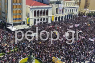 «Δεν έχω οξυγόνο»: Ολόκληρη η Πάτρα αναπνέει σήμερα για τα Τέμπη – «Βούλιαξε» η πλατεία Γεωργίου ΦΩΤΟ ΒΙΝΤΕΟ