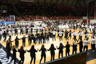 Πάτρα: Χιλιάδες κόσμου στην κοπή πίτας του Χορευτικού Τμήματος στο “Δ. Τόφαλος” ΦΩΤΟ