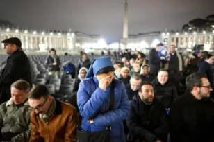 Βατικανό: Χιλιάδες προσεύχονται για τον Πάπα Φραγκίσκο ΦΩΤΟ