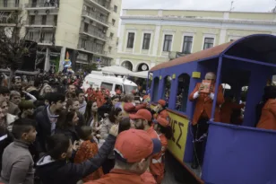 Σοκολατοπόλεμος στην κορύφωση του καρναβαλικού θερμομέτρου