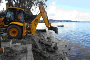 Αχαΐα: Αξεπέραστα εμπόδια από μπετόν και φράκτες στο 1/3 των ακτών του νομού