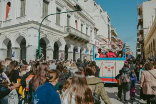 Πατρινό Καρναβάλι 2025: Σοκολατοπόλεμος σε όλη την πόλη! ΦΩΤΟ