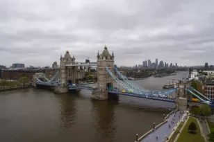 Συναγερμός στην «Tower Bridge»: Άτομο σκαρφάλωσε και κάθεται στα κάγκελα ΒΙΝΤΕΟ