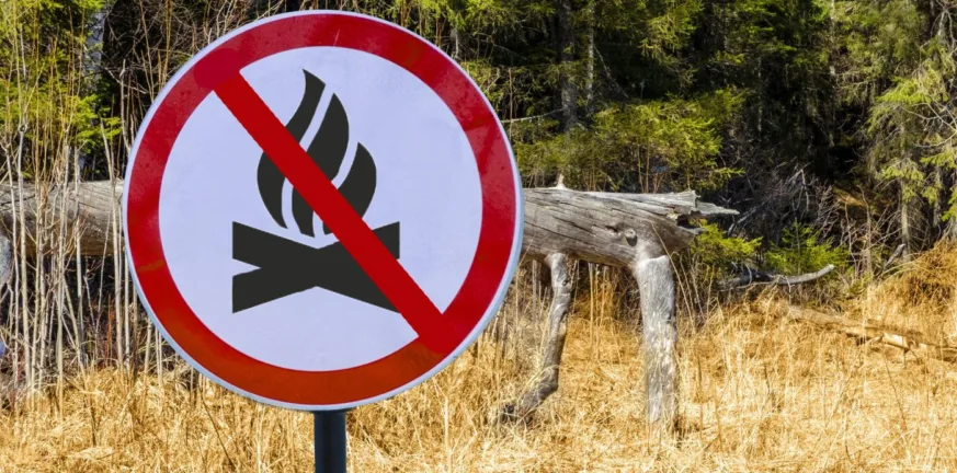 Καθολική απαγόρευση καύσης λόγω αυξημένου κινδύνου πυρκαγιών απαγόρευση