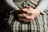 Πάτρα: Απατεώνες απείλησαν 91χρονη ότι θα τη σκοτώσουν και της άρπαξαν 28.000 ευρώ