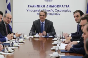 Μητσοτάκης – Πιερρακάκης: Ηχηρό μήνυμα για την οικονομία μετά την αναβάθμιση της Moody’s – «Έρχονται μειώσεις φόρων»