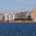 Θεσσαλονίκη: 71χρονος έπεσε στον Θερμαϊκό στο ύψος της Μπότσαρη και βγήκε μόνος του