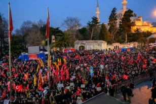 Ιμάμογλου: Χιλιάδες διαδηλώνουν παρά τις απαγορεύσεις και την αστυνομοκρατία ΖΩΝΤΑΝΗ ΜΕΤΑΔΟΣΗ