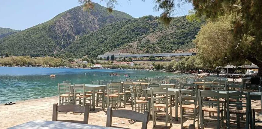 Ψαθόπυργος: άγνωστος γέμισε την παραλία με φόλες....