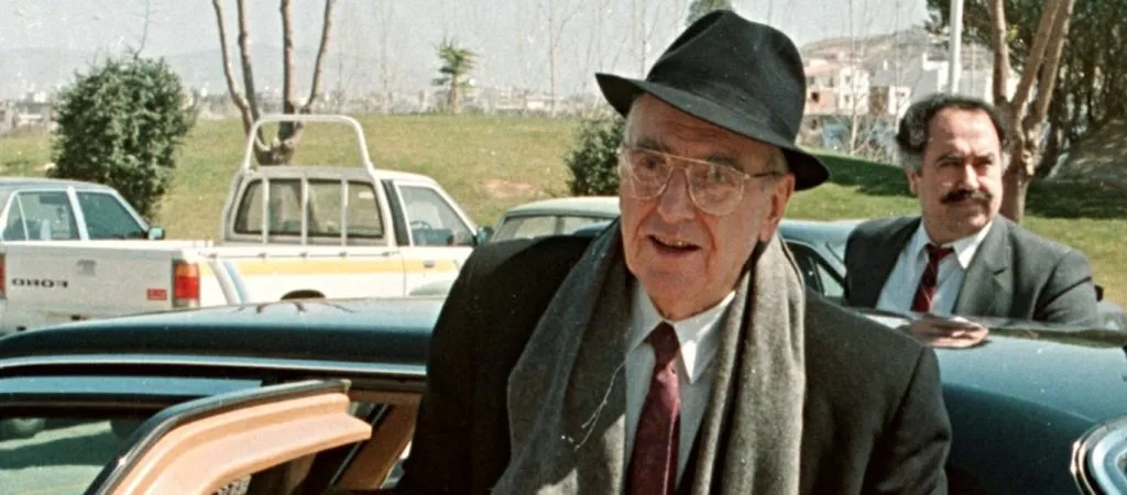 30 χρόνια χωρίς τον Ανδρέα Παπανδρέου: Το ζιβάγκο, το μπαλκόνι και ένας pop μύθος της Μεταπολίτευσης 30 χρόνια χωρίς τον Ανδρέα Παπανδρέου: Το ζιβάγκο, το μπαλκόνι και ένας pop μύθος της Μεταπολίτευσης
