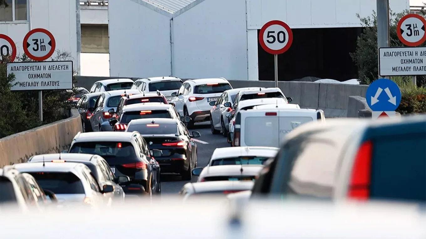 Φωτιά σε ΙΧ στην Αττική Οδό: Κλειστές λωρίδες και σοβαρές καθυστερήσεις στο ρεύμα προς αεροδρόμιο