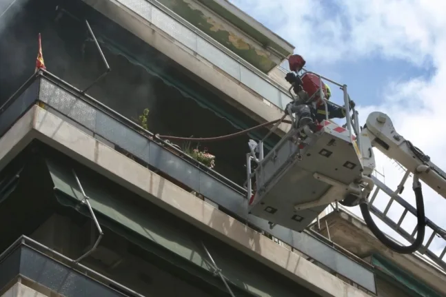 Φωτιά σε διαμέρισμα στους ΑμπελόκηπουςQ Δείτε τη στιγμή του απεγκλωβισμού της ηλικιωμένης ΒΙΝΤΕΟ Φωτιά