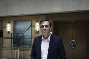 Ο Δημήτρης Μάντζος ρίχνει το γάντι στον Παύλο Μαρινάκη