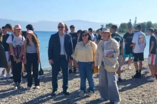 Ο Τάκης Παπαδόπουλος πήγε στο ΓΕΛ Ρίου και…καθάρισε την ακτή!