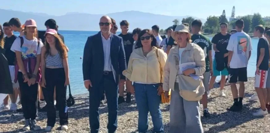 Ο Τάκης Παπαδόπουλος πήγε στο ΓΕΛ Ρίου και...καθάρισε την ακτή! Παπαδόπουλος