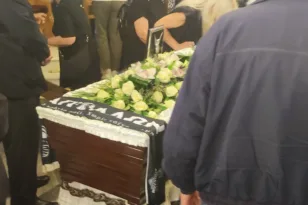 Ο Βασίλης Δοξαράς κηδεύτηκε με το κασκόλ του Απόλλωνα ΦΩΤΟ