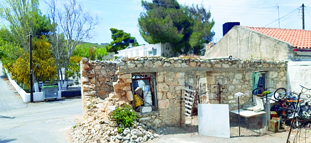 Το φωτεινό παράδειγμα της σεισμόπληκτης Ζίντας Αρκαλοχωρίου: Μια χούφτα κάτοικοι δίνουν ζωή ΦΩΤΟ Ζίντα