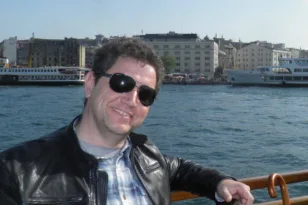 Γιώργος Σπηλιόπουλος: «Μην αφήσουμε το ποτάμι να στερέψει» – Ο συγγραφέας-εκπαιδευτικός στην «Π»