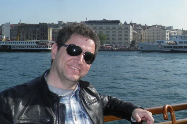 Γιώργος Σπηλιόπουλος: «Μην αφήσουμε το ποτάμι να στερέψει» - Ο συγγραφέας-εκπαιδευτικός στην «Π»