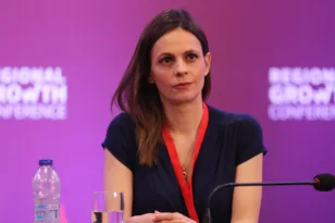 Έφη Αχτσιόγλου από το Regional Growth Conference: «Η Ελλάδα χρειάζεται άμεσες πολιτικές για την αντιμετώπιση της δημογραφικής κρίσης»