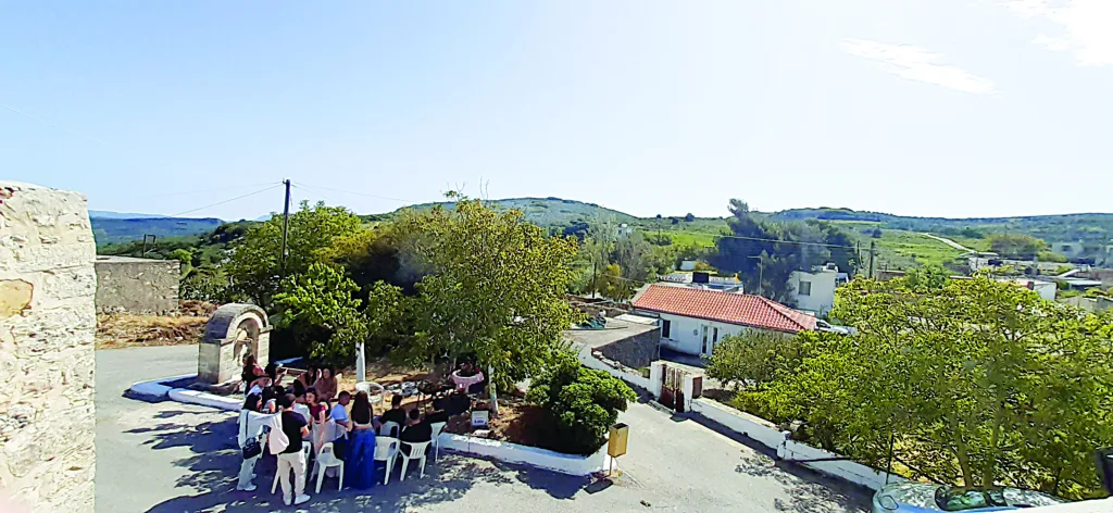 Το φωτεινό παράδειγμα της σεισμόπληκτης Ζίντας Αρκαλοχωρίου: Μια χούφτα κάτοικοι δίνουν ζωή ΦΩΤΟ Ζίντα