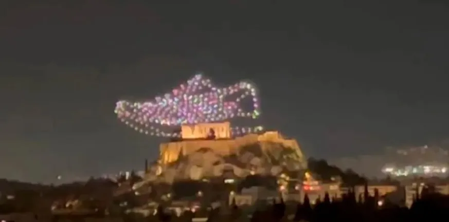 Αρχή Πολιτικής Αεροπορίας: Νόμιμο το drone show στο Ζάππειο, εξηγήσεις ζητά Πιερρακάκης και Εισαγγελία, τι απαντά η εταιρεία drone
