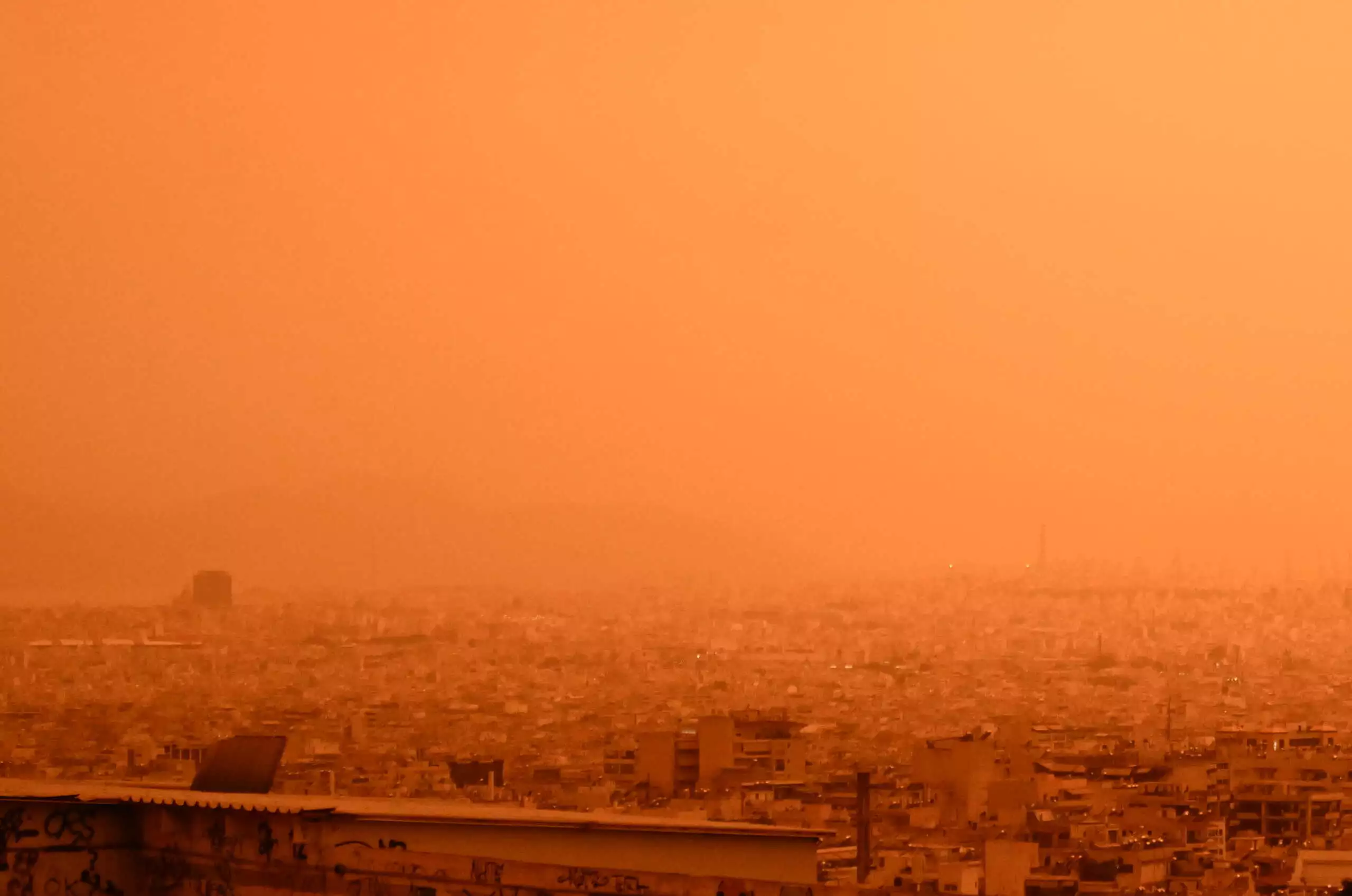 «Θερμή εισβολή» με σκόνη και νοτιάδες: Ο Νοέμβριος φέρνει... καλοκαίρι στη μέση του φθινοπώρου