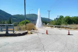Το νερό στον δρόμο, όχι στις βρύσες: Σπασμένος αγωγός άφησε το Νέο Σούλι χωρίς ύδρευση ΦΩΤΟ-ΒΙΝΤΕΟ