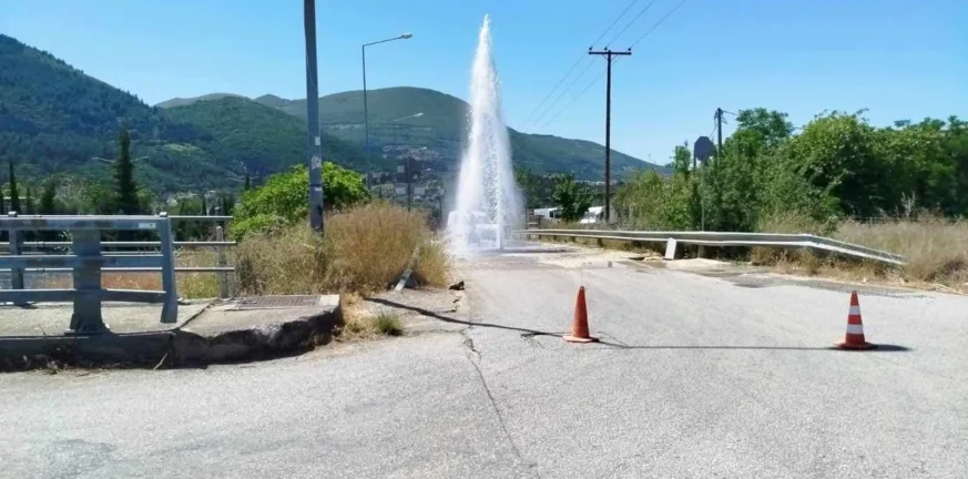 Το νερό στον δρόμο, όχι στις βρύσες: Σπασμένος αγωγός άφησε το Νέο Σούλι χωρίς ύδρευση ΦΩΤΟ-ΒΙΝΤΕΟ νερό