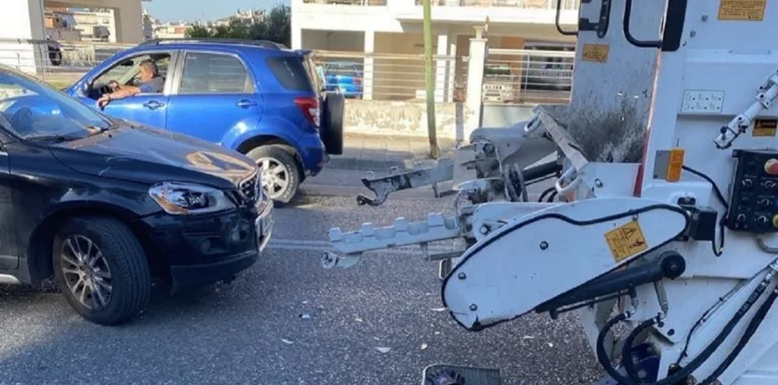 Εργατικό ατύχημα στο Αγρίνιο: Τζιπ έπεσε με δύναμη σε απορριμματοφόρο του Δήμου, στο νοσοκομείο ένας εργαζόμενος ΦΩΤΟ