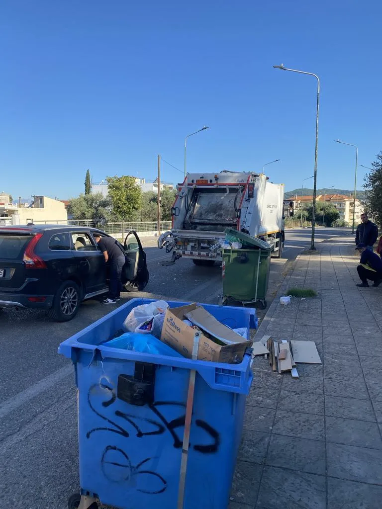 Εργατικό ατύχημα στο Αγρίνιο: Τζιπ έπεσε με δύναμη σε απορριμματοφόρο του Δήμου, στο νοσοκομείο ένας εργαζόμενος ΦΩΤΟ