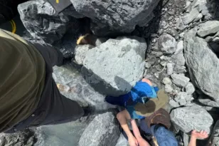 Αλάσκα: Σώθηκε από θαύμα, 61χρονος παγιδεύτηκε 3 ώρες κάτω από βράχο 318 κιλών