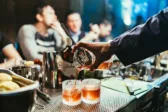 Νέο νομοσχέδιο φέρνει από σήμερα αλκοόλ και τσιγάρα μόνο με ταυτότητα – Βαριλα πρόστιμα