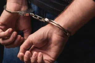 Πύργος: Έκλεψε 5.000 ευρώ, του «πέρασαν» χειροπέδες