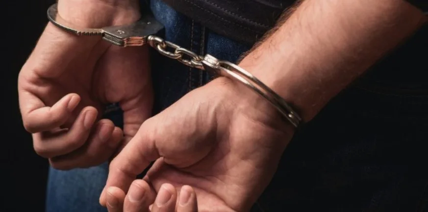 Πύργος: Έκλεψε 5.000 ευρώ, του «πέρασαν» χειροπέδες Πύργος: Έκλεψε 5.000 ευρώ, του «πέρασαν» χειροπέδες