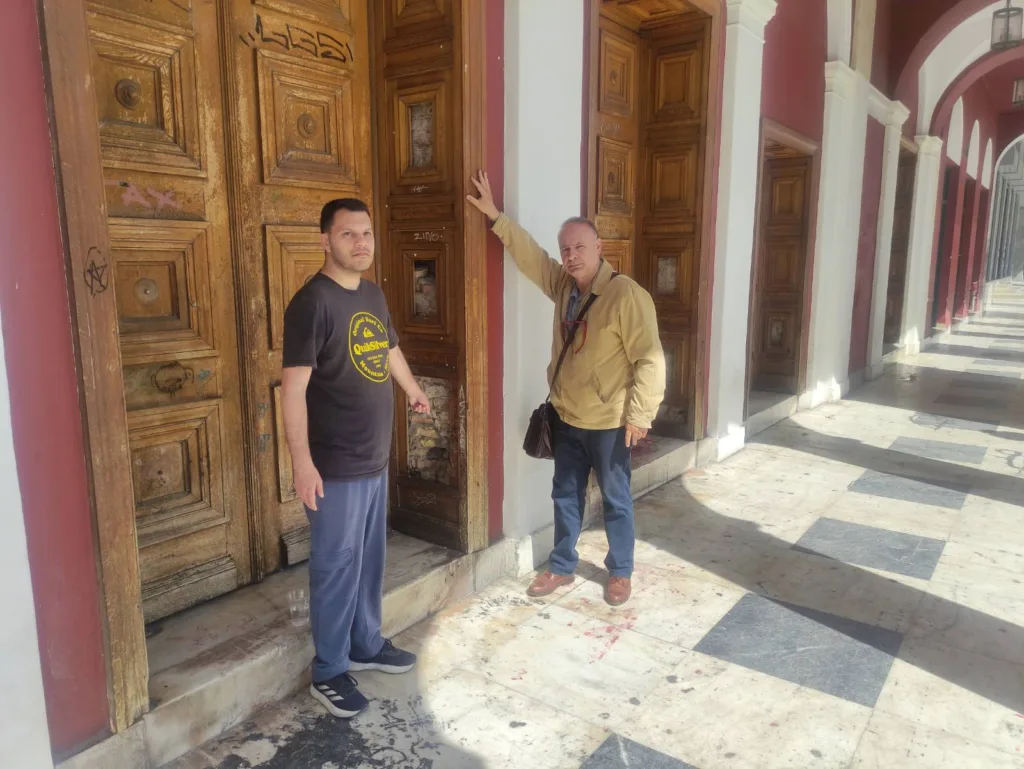 Πάτρα - «Τραγωδία» στο Δημοτικό Θέατρο: Βανδαλισμένη η πρόσοψη ΦΩΤΟ Θέατρο