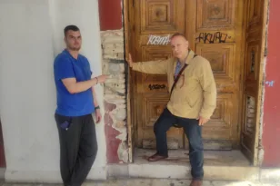 Πάτρα – «Τραγωδία» στο Δημοτικό Θέατρο: Βανδαλισμένη η πρόσοψη ΦΩΤΟ