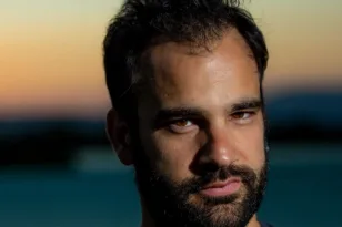 «Ζευγαρώματα» σε ροζ τόνο: Ο Αποστόλης Ψαρρός διασκευάζει τον Γκόγκολ με χιούμορ, τρυφερότητα και συναίσθηση