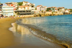 Ηλεία: Δύο συλλήψεις στο Αρκούδι για αυθαίρετες κατασκευές και κατάληψη αιγιαλού