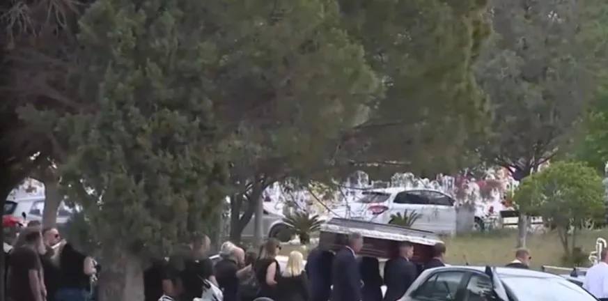 Σε κλίμα οδύνης το τελευταίο αντίο στον Σπύρο Σέββο – Αναπάντητα ερωτήματα για τον θάνατό του αντίο