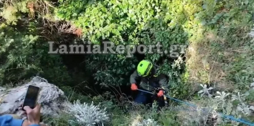 Προσπάθησαν να αλλάξουν λάστιχο και έπεσαν σε γκρεμό! λάστιχο