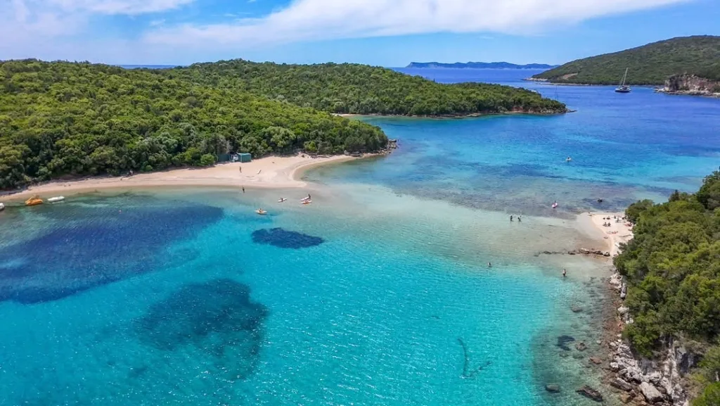 Περπατώντας μέχρι τον ...παράδεισο με γυμνά πόδια: Πού βρίσκεται η εξωτική παραλία Σύβοτα, Μπέλλα Βράκα