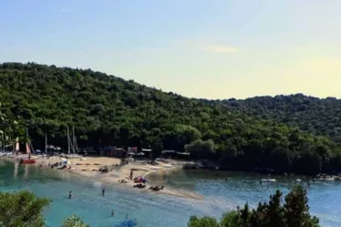 Περπατώντας μέχρι τον …παράδεισο με γυμνά πόδια: Πού βρίσκεται η εξωτική παραλία
