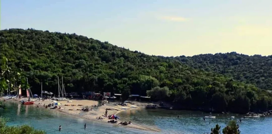 Περπατώντας μέχρι τον ...παράδεισο με γυμνά πόδια: Πού βρίσκεται η εξωτική παραλία Περπατώντας μέχρι τον ...παράδεισο με γυμνά πόδια: Πού βρίσκεται η εξωτική παραλία