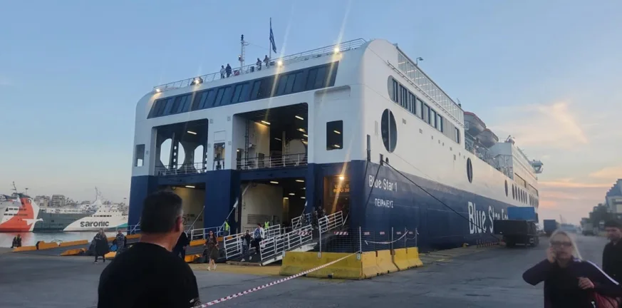 Εκκενώθηκε το Blue Star 1 στον Πειραιά: Τηλεφώνημα για βόμβα ΒΙΝΤΕΟ Blue Star