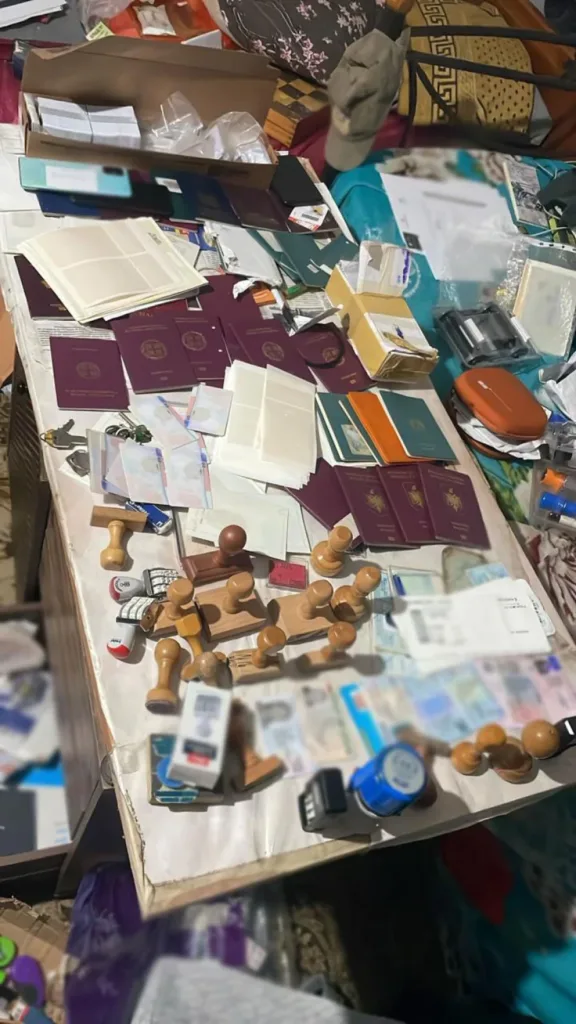 Επιχείρηση «Κέρβερος»: 23 συλλήψεις, κατασχέθηκαν 3.700 πλαστά διαβατήρια για παράνομη διακίνηση μεταναστών ΒΙΝΤΕΟ