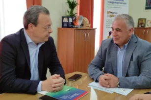 Στο Δημαρχείο Αιγιαλείας ο Σωκράτης Φάμελλος: Συνάντηση με τον Παναγιώτη Ανδριόπουλο για τα προβλήματα της περιοχής