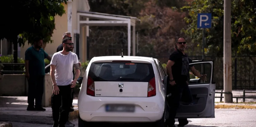 «Τρέξε, πεθαίνω»: Το τελευταίο τηλεφώνημα του 41χρονου στη σύζυγό του – Την Τρίτη απολογούνται οι τρεις κατηγορούμενοι για τη δολοφονία στη Ραφήνα «Τρέξε, πεθαίνω»: Το τελευταίο τηλεφώνημα του 41χρονου στη σύζυγό του – Την Τρίτη απολογούνται οι τρεις κατηγορούμενοι για τη δολοφονία στη Ραφήνα