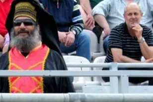 Ο Νίκος Μοίραλης αποχαιρετά τον Βασίλη Δοξαρά…